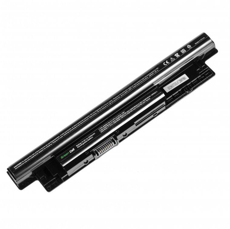 Zwarte laptopbatterij met opschriften en merknaam; toont aansluitingen en technische details op het oppervlak.