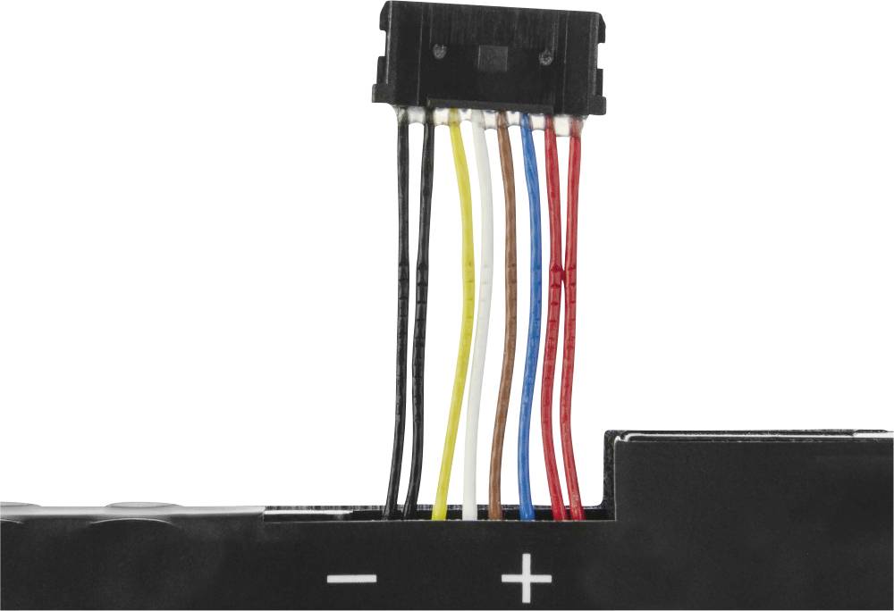 Zwart-wit kabel met meerdere gekleurde aders verbindt de plus- en min-polen van een elektrische stekker.
