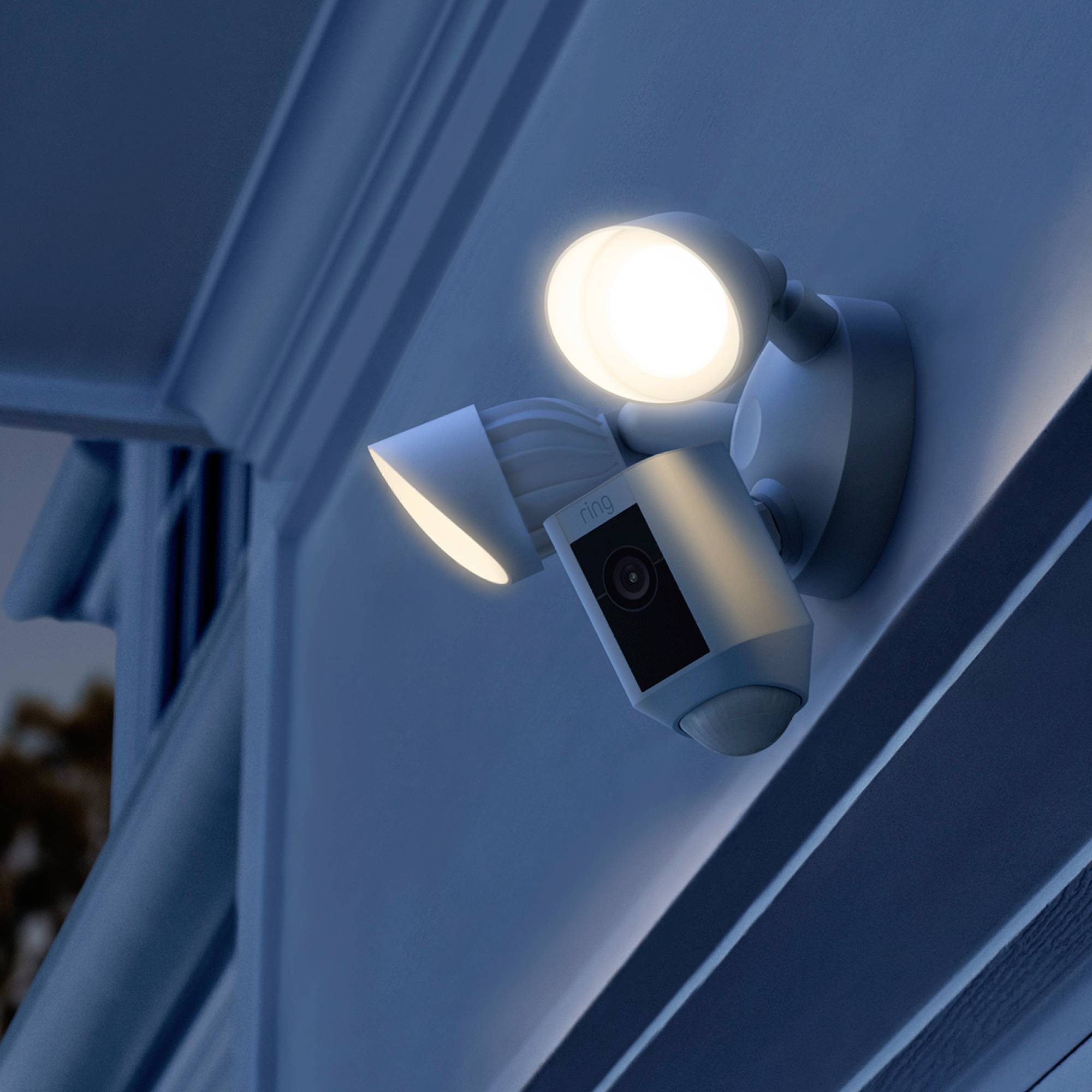 Een bewakingscamera met geïntegreerde verlichting is aan een muur bevestigd en verlicht het gebied.