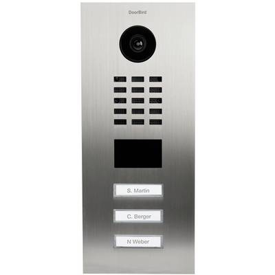 Een moderne roestvrij stalen deurintercom met camera en drie naambordjes: 'S. Martin', 'C. Berger', 'N. Weber'.