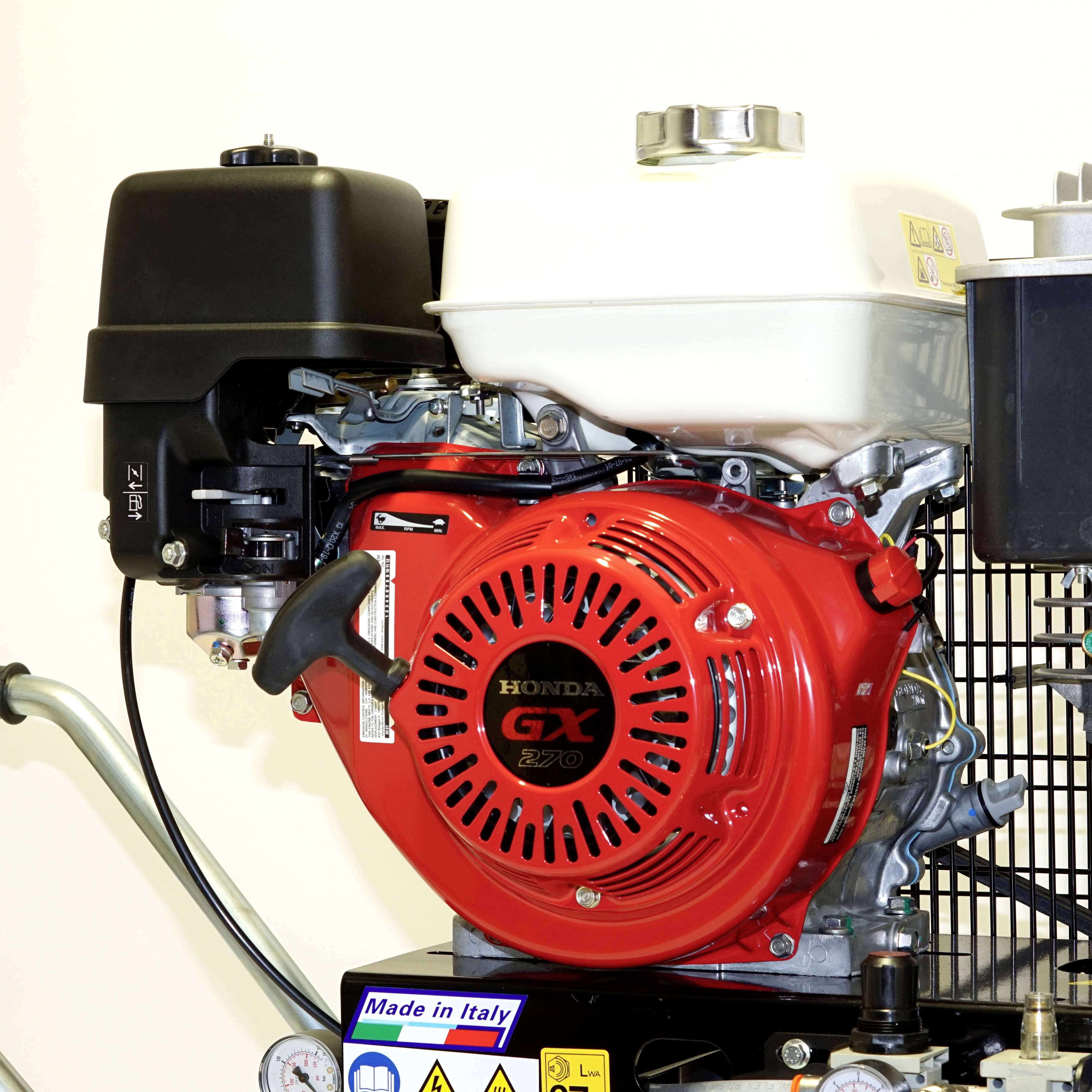 Een rode Honda GX motor gemonteerd op een machine. De motor is nieuw en glanzend met zichtbare bougies en componenten.