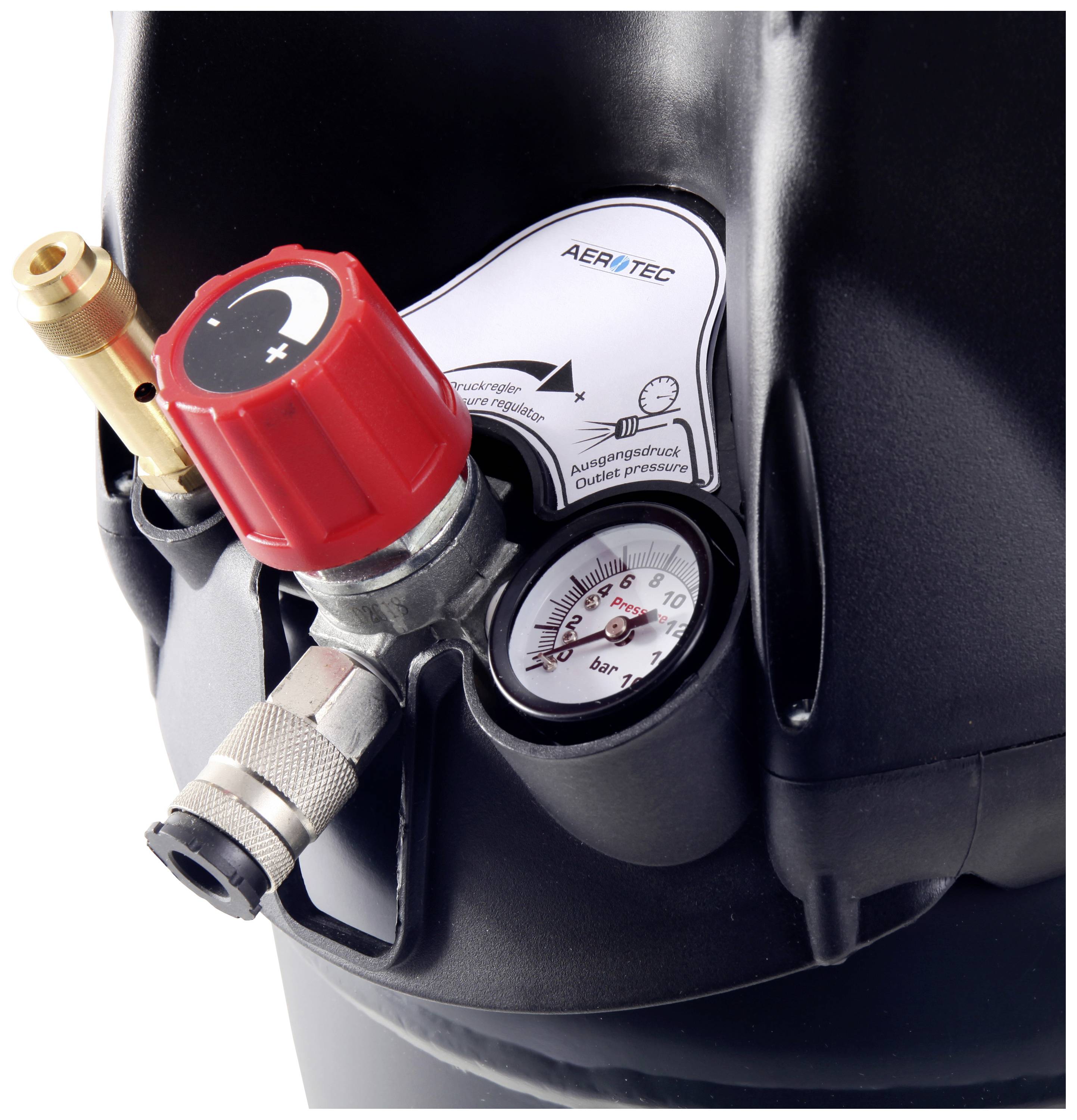 Close-up van een zwarte compressor met een rode regelaar, drukmeter en messing aansluiting; Aerotec-logo zichtbaar op de achtergrond.