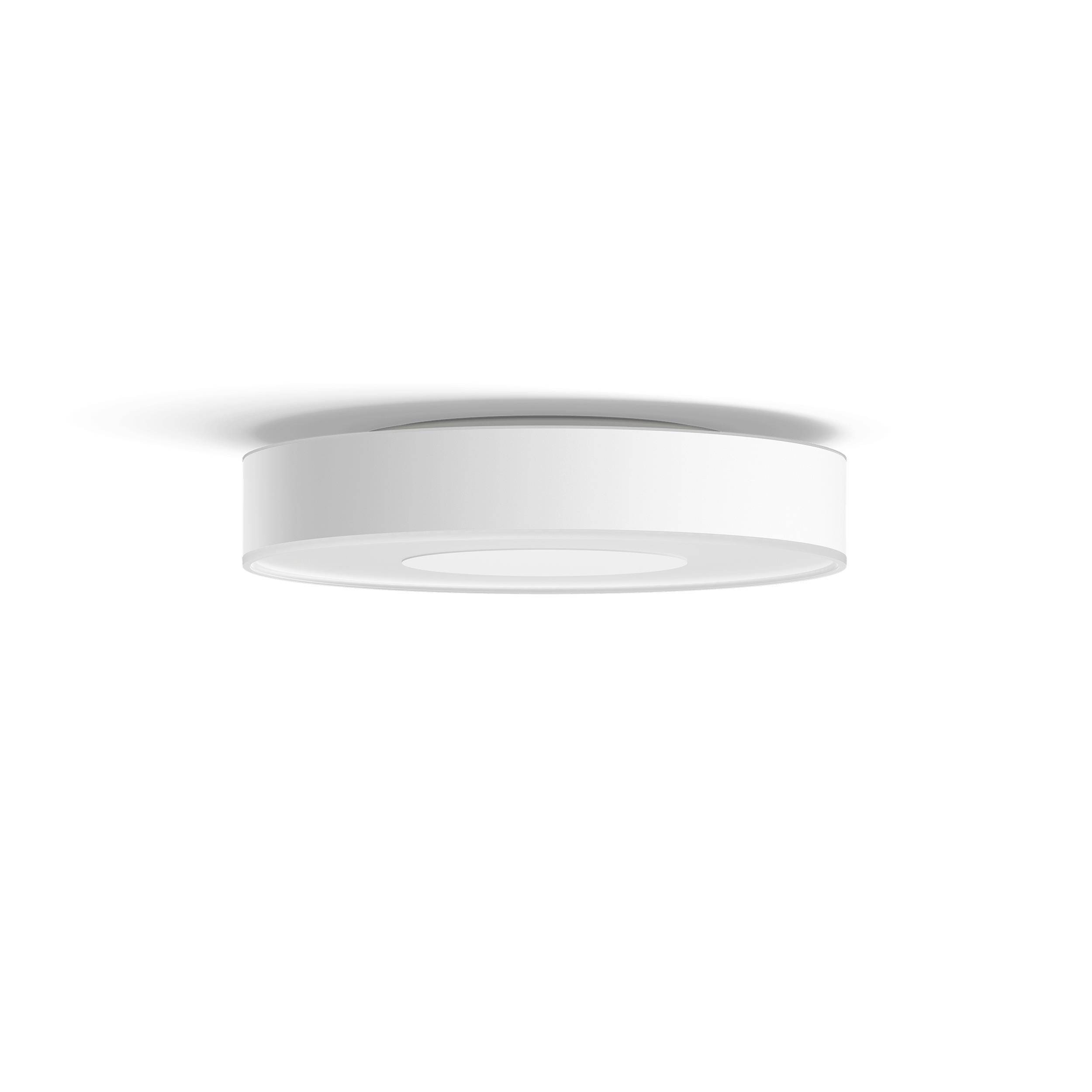 Ronde, moderne plafondlamp met een eenvoudig wit design, gemonteerd aan een witte plafond. Ideaal voor een minimalistische ruimte-inrichting.