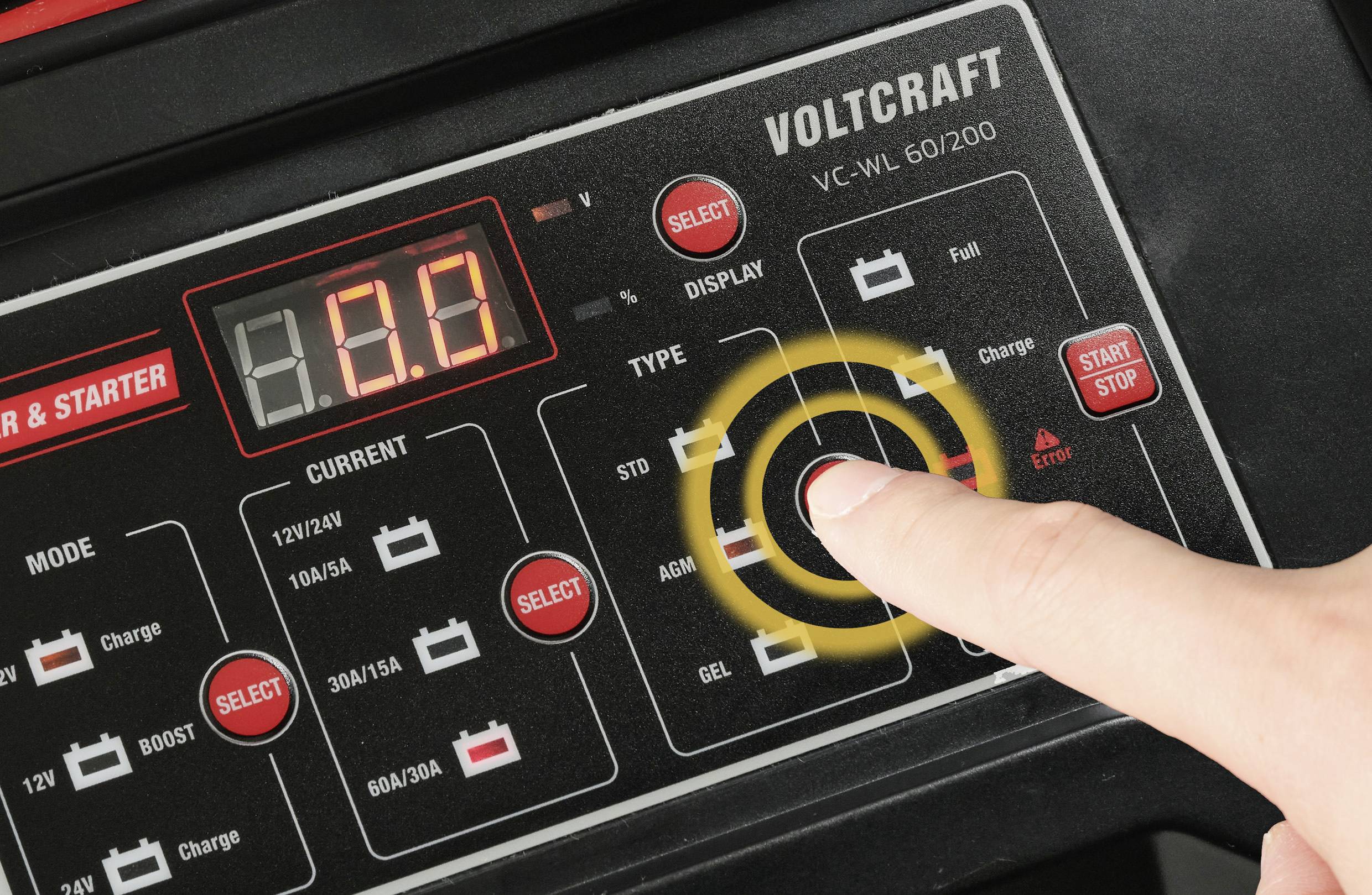 Een hand bedient een oplader met een digitaal display en verschillende instellingen voor batterijtypen en laadstroomsterktes.