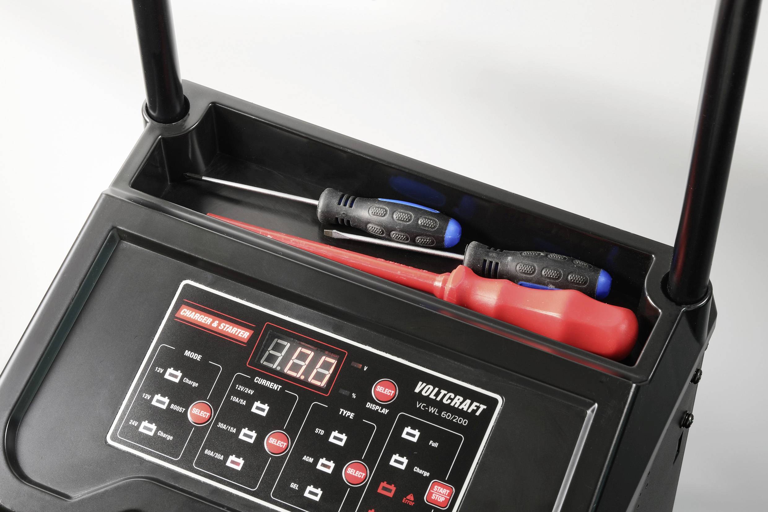 Een gereedschapskoffer met een digitaal display en twee schroevendraaiers. Het display toont de tekst 'VOLTCRAFT; VC-60B'.