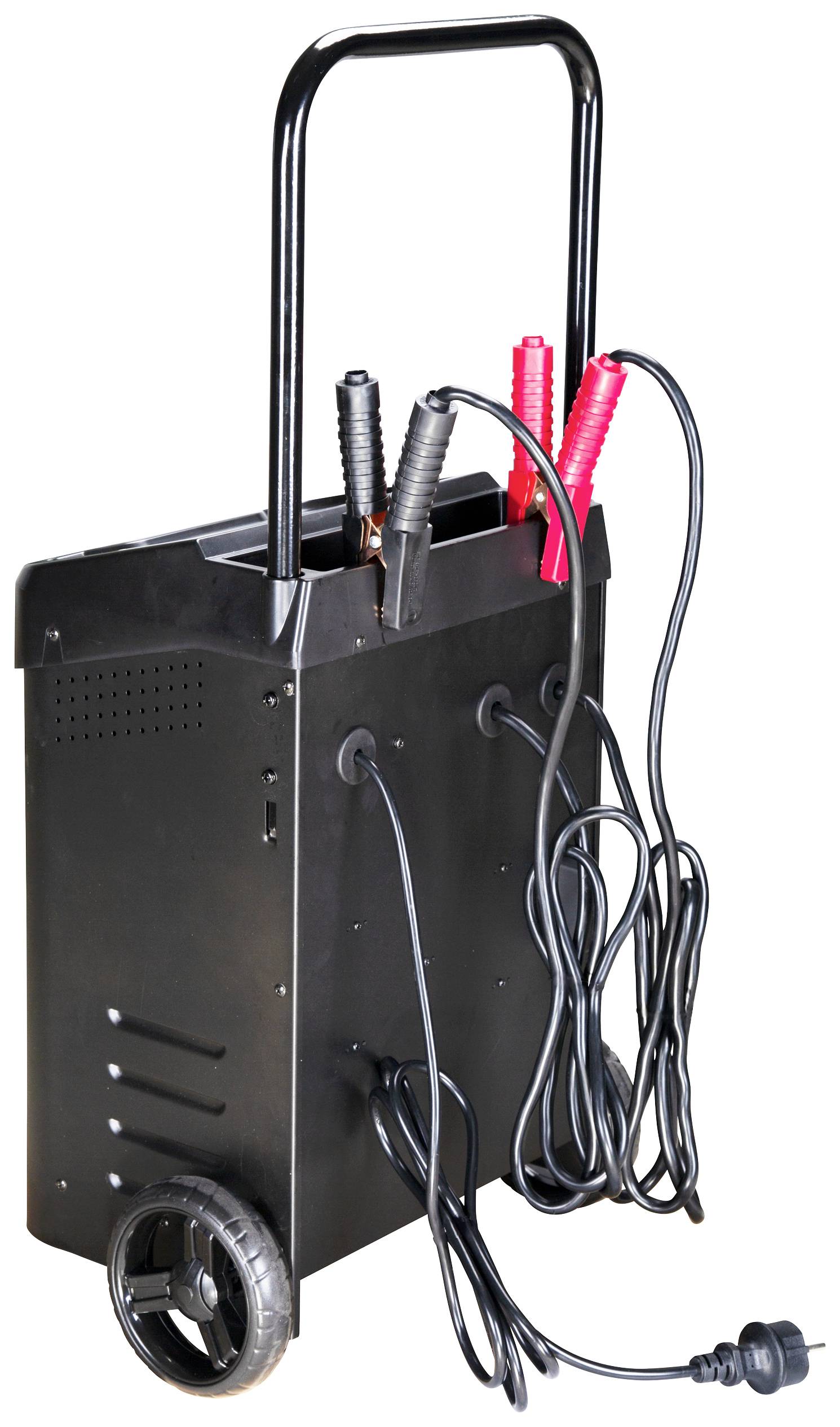 Een zwarte oplader op wielen met handgreep, vooraan rode en zwarte klemmen en kabels, rechts een netsnoer.