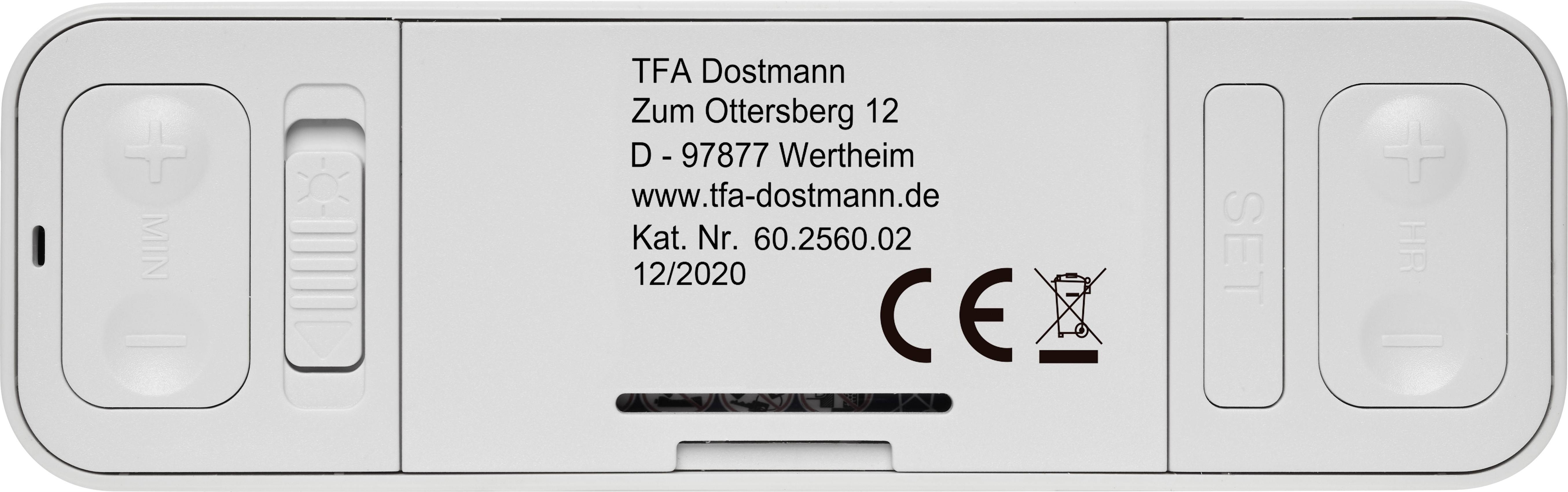 Achterkant van een elektronisch apparaat met batterijvak, instellingsknoppen en fabrikantinformatie 'TFA Dostmann', Wertheim.