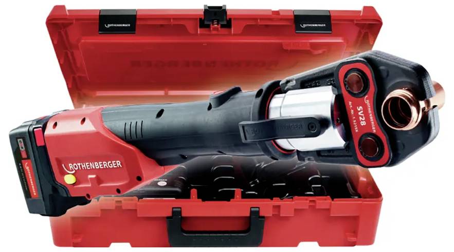 Een rode en zwarte Rothenberger persgereedschap wordt naast zijn rode draagtas geplaatst, die open is en compartimenten voor opberging laat zien.