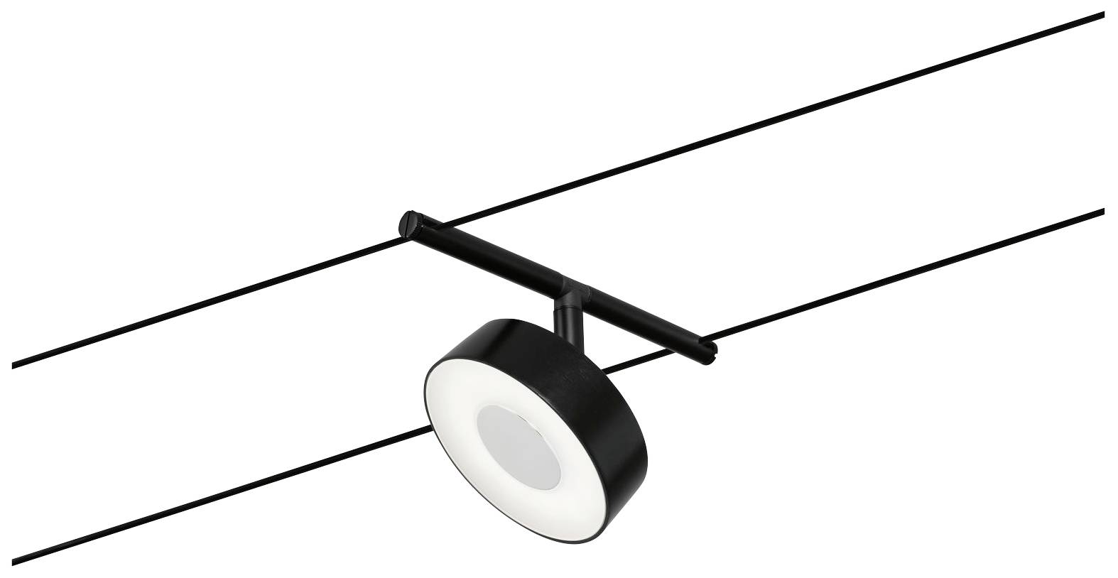 Een moderne zwarte plafondlamp met een rond lampenkap, gemonteerd tussen twee parallel gespannen kabels.