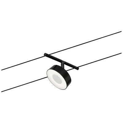 Een moderne zwarte plafondlamp met een rond lampenkap, gemonteerd tussen twee parallel gespannen kabels.