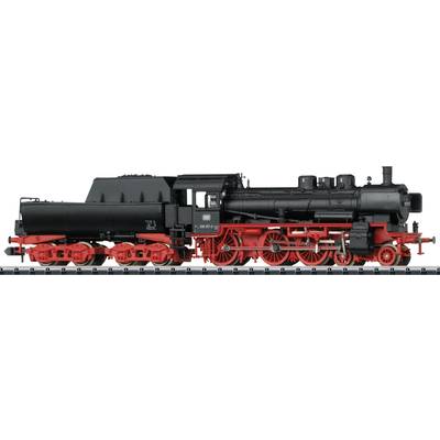 Een zwarte stoomlocomotief met rode wielen staat op een spoor. Ze heeft een grote schoorsteen en talrijke zichtbare details.