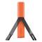 Een oranje opvouwbaar apparaat met twee uitgeklapte zwarte poten die stabiliteit bieden.