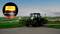 Een tractor op een weg op een veld met een close-up van een geel waarschuwingslicht. Bossen en lucht op de achtergrond.