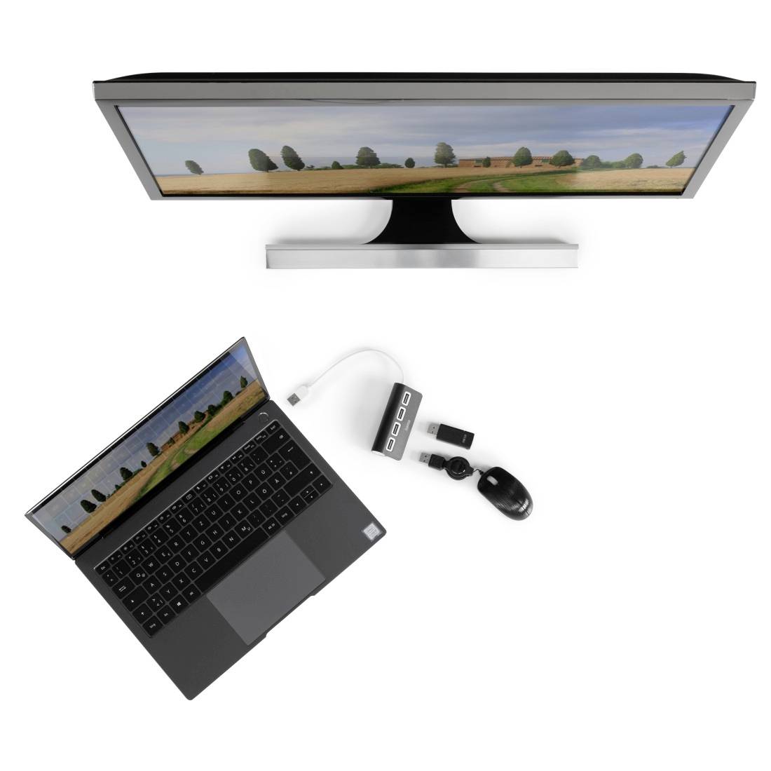 Een laptop en een monitor op een tafel, verbonden door een USB-hub. Beide schermen tonen hetzelfde landschapstafereel.