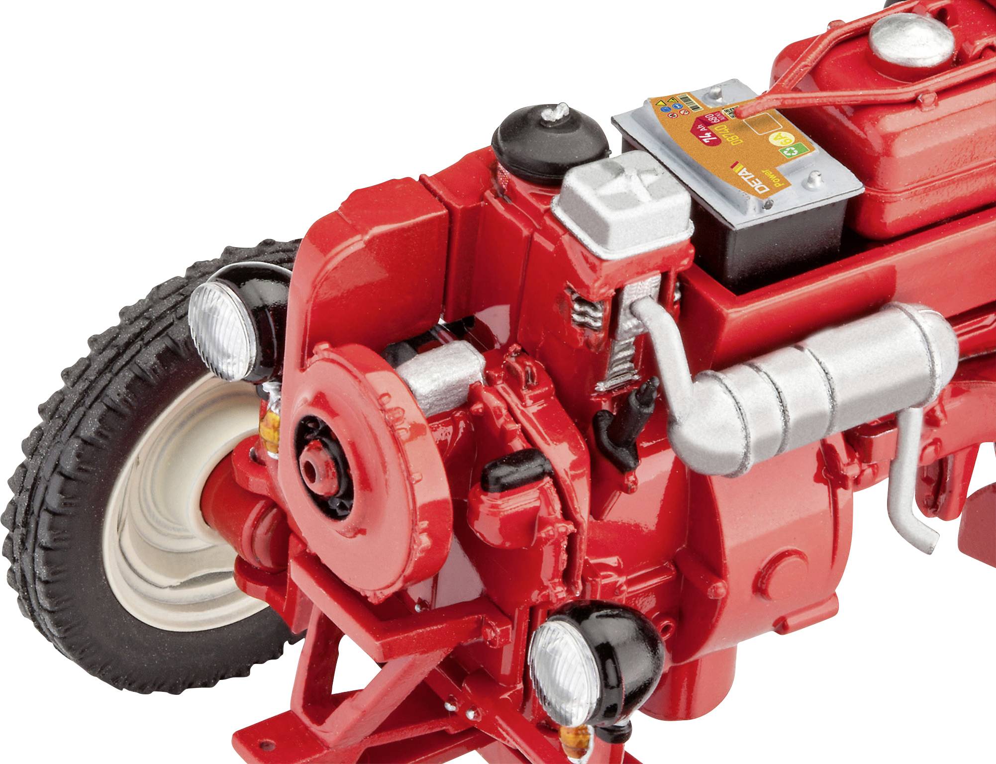 Een rode tractormotor met zichtbare uitlaat en wiel, toont complexe mechanische details en lijkt gebruiksklaar.