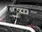 Interieur van een oldtimer met stuurwiel, dashboard en instrumentenpaneel. Retro-ontwerp met klassieke details.