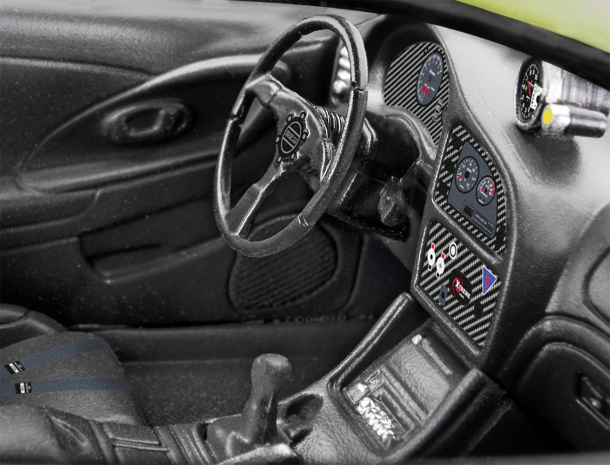 Interieur van een auto met een sportstuur, dashboardweergaven en versnellingspook. De stoelen zijn van leer.