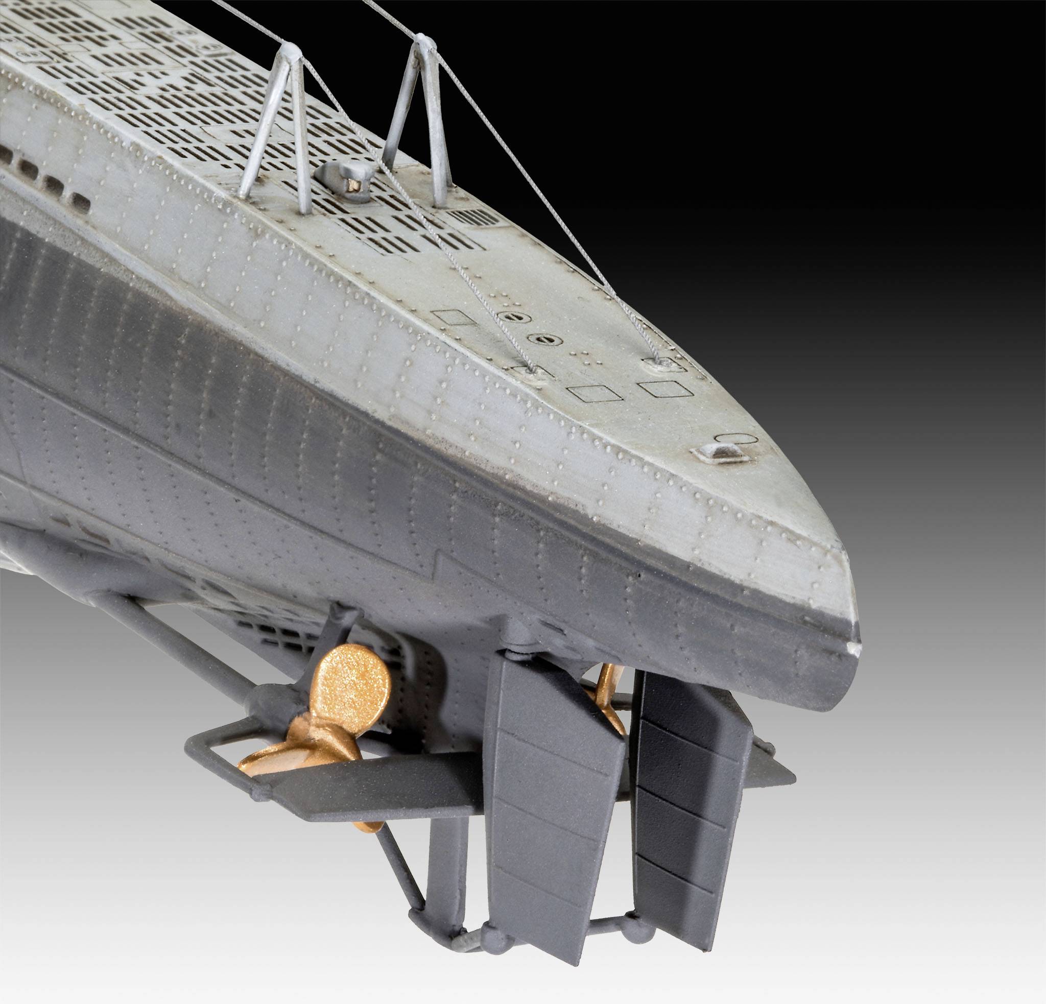 Een model van een grijs onderzeeër, schuin van onderen gefotografeerd. Het toont details van de scheepsstructuur en de schroef.