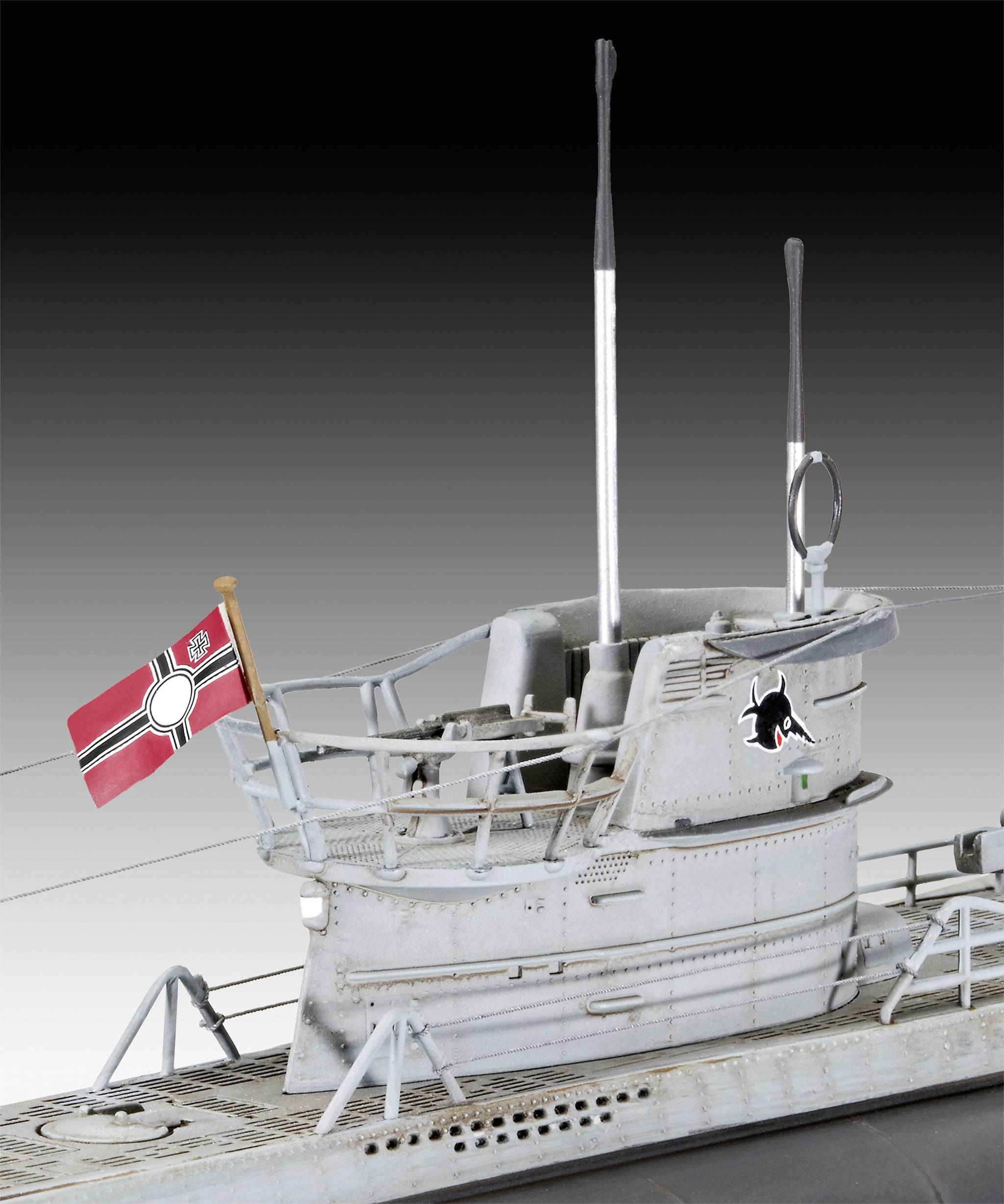 Een model van een historisch onderzeeboot met een embleem en een vlag. De structuur toont gedetailleerde torens en antennes.