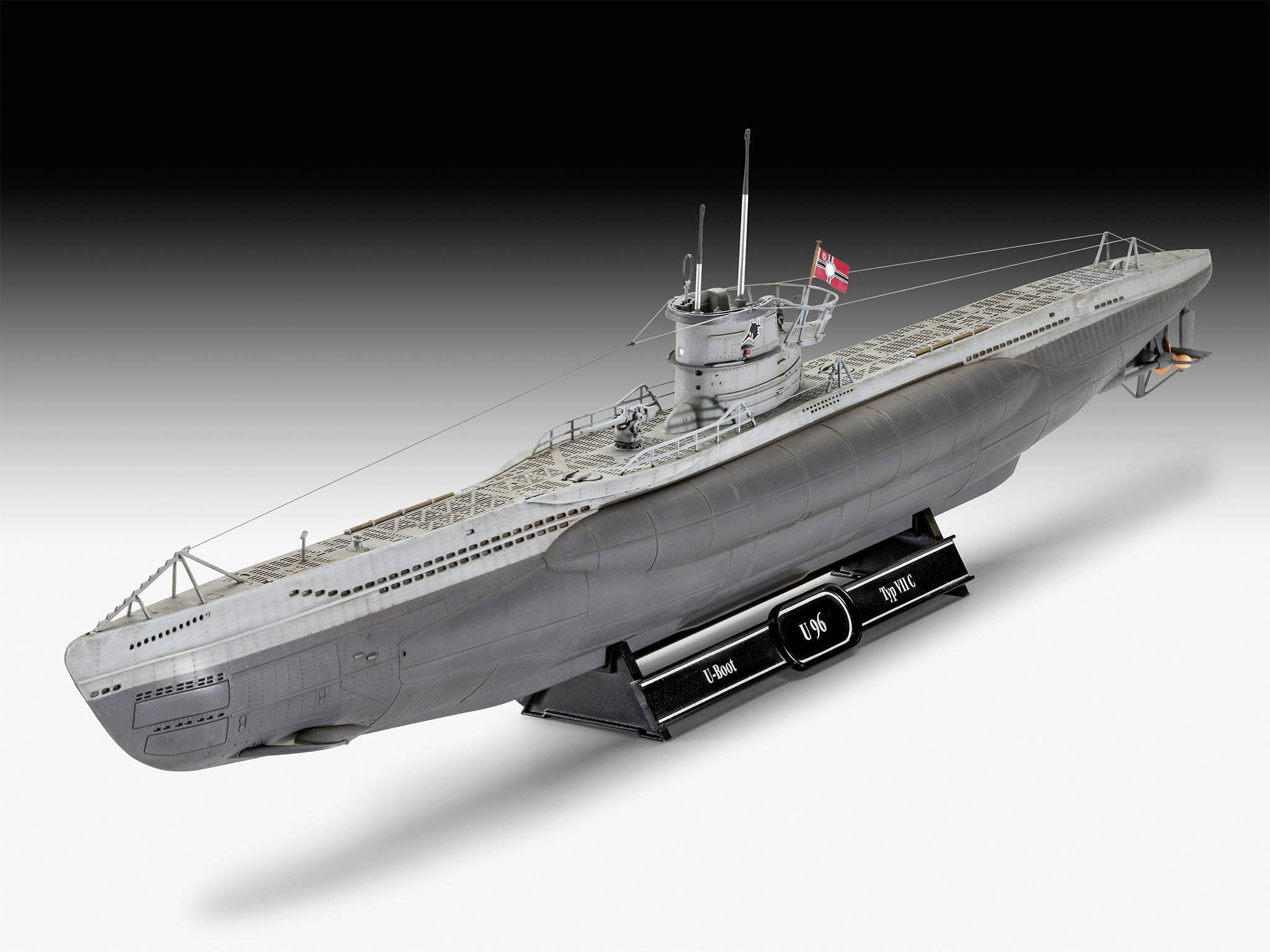 Een grijs onderzeebootmodel op een standaard presenteert gedetailleerd de structuur. Op de achtergrond is een neutrale kleurovergang zichtbaar.
