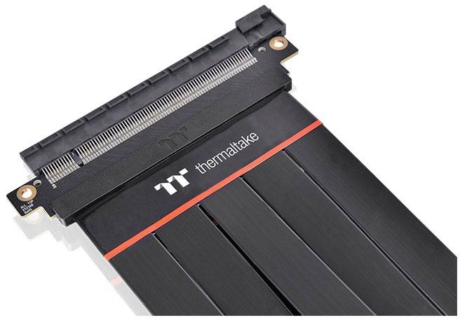 PCIe-riserkaart van Thermaltake voor het aansluiten van videokaarten in computerbehuizingen, toont aansluitpunt en kabel.