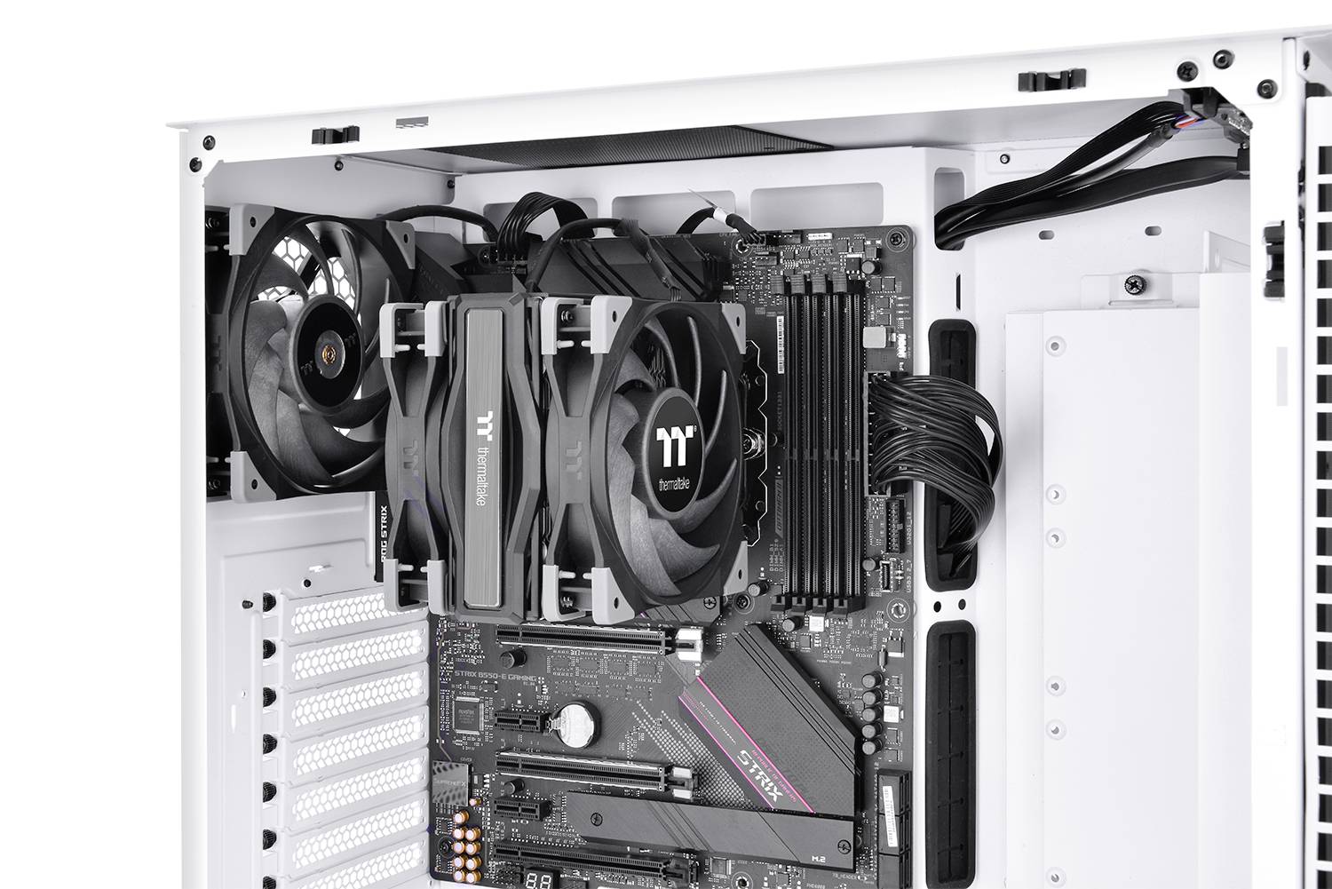 Een geopende computer met zichtbaar moederbord, CPU-koeler, meerdere RAM-modules en ingebouwde ventilatoren in een wit behuizing.