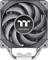 Een close-up van een Thermaltake CPU-ventilator met grijze koelvinnen en een grijze behuizing.