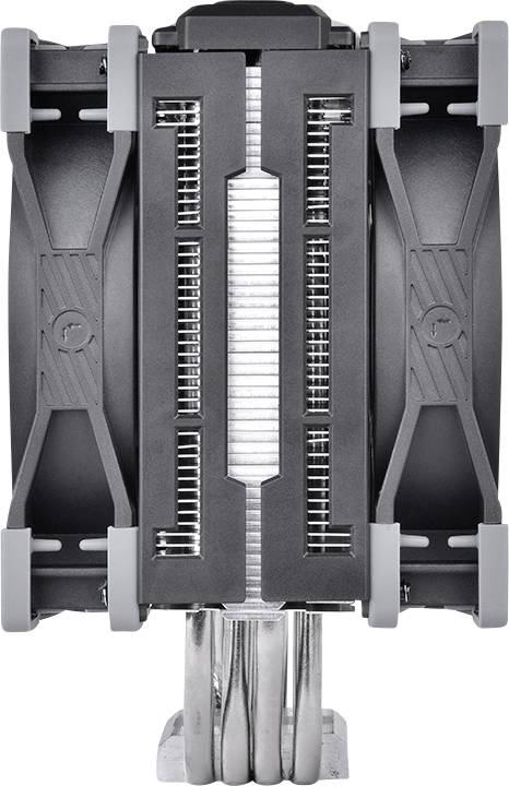 De afbeelding toont een grijze computerventilator met metalen ribben. Hij staat rechtop gepositioneerd en bevat meerdere ventilatorbladen.