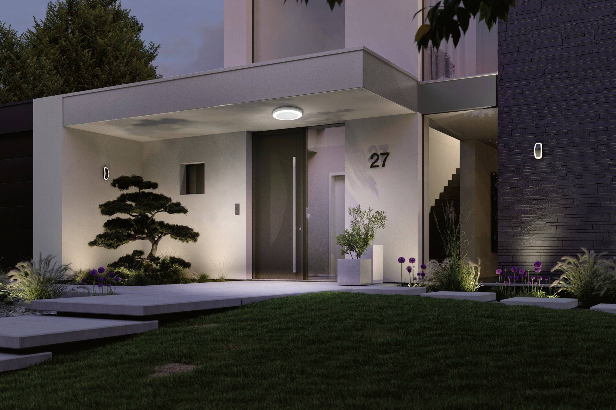 Modern huis met verlichte ingang, huisnummer 27, minimalistische landschapsarchitectuur en trap op de achtergrond.