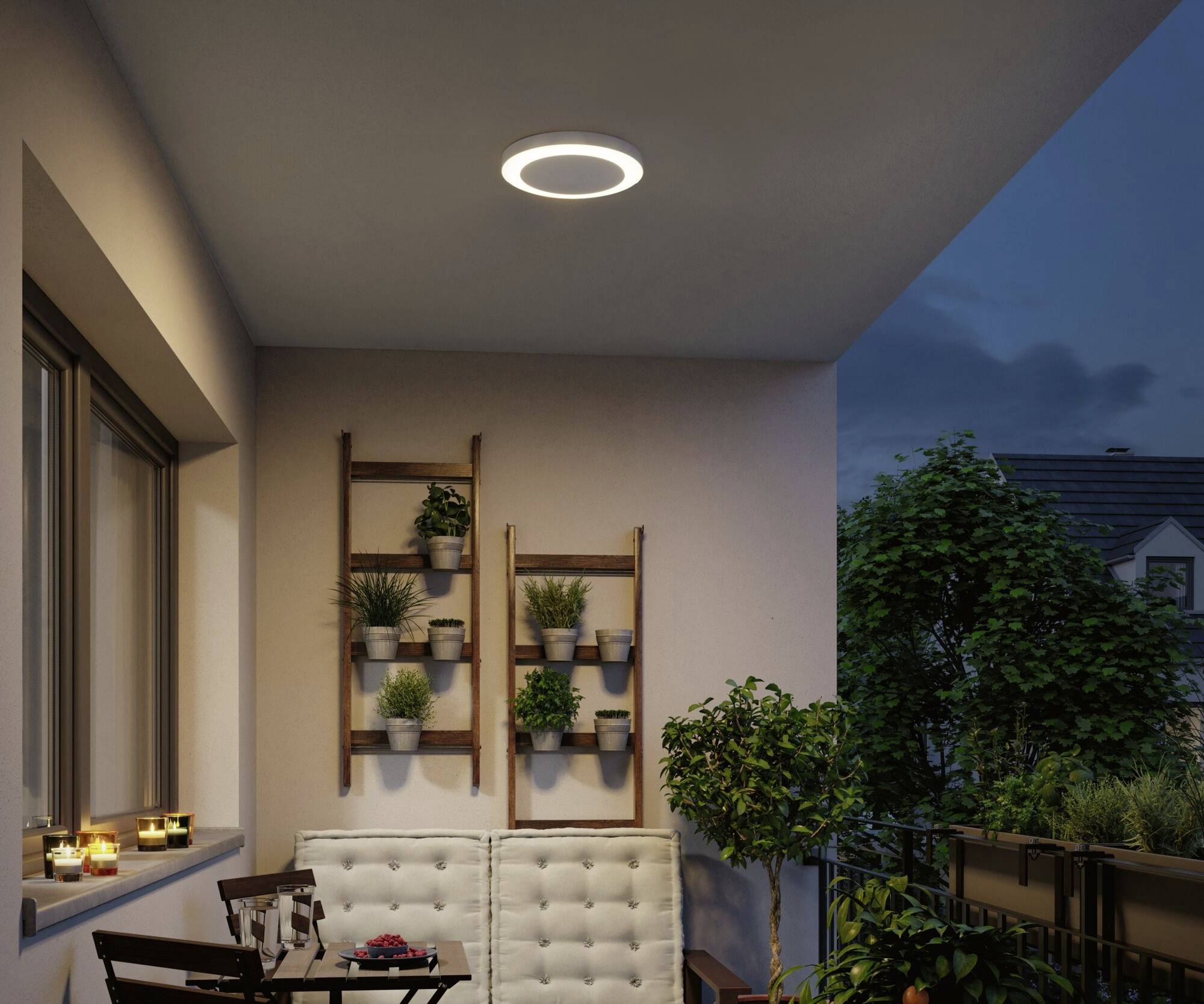 Een modern balkon-tafereel met houten meubels. Aan de muur hangen planten in potten op een houten rek. Een ronde lamp schijnt erboven.
