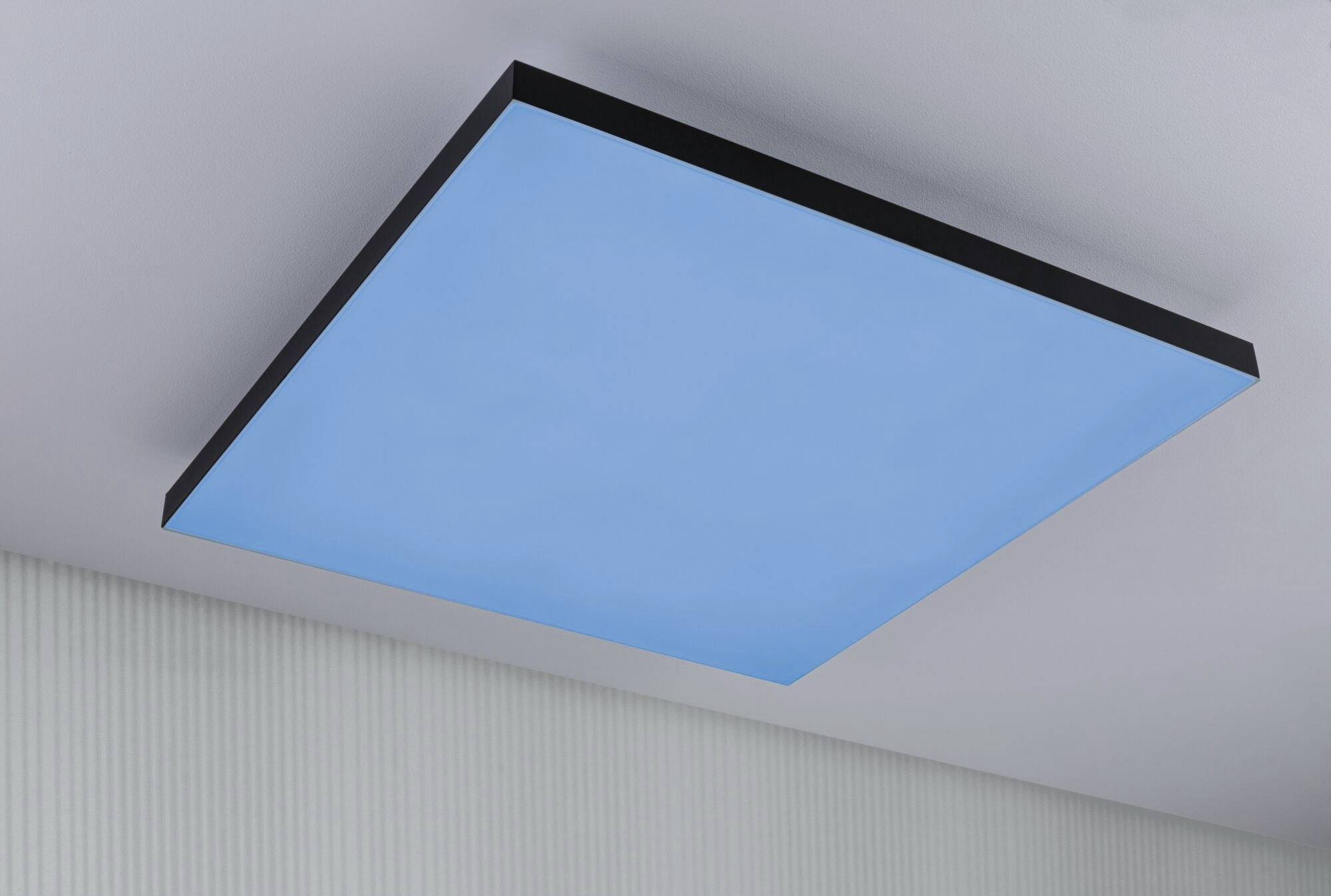 Rechthoekige blauwe LED-plafondlamp aan een witte plafond, modern design.