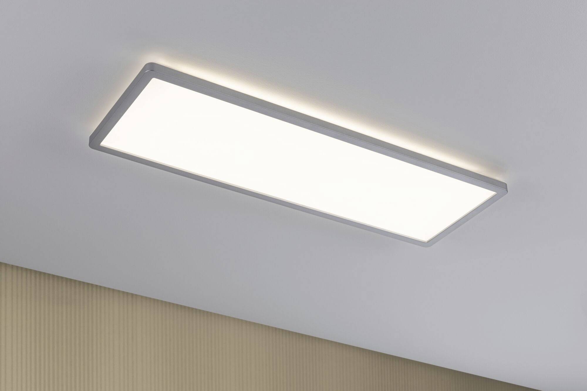 Rechthoekige LED-plafondlamp met witte rand aan een wit plafond, zorgt voor gelijkmatige verlichting van de ruimte.