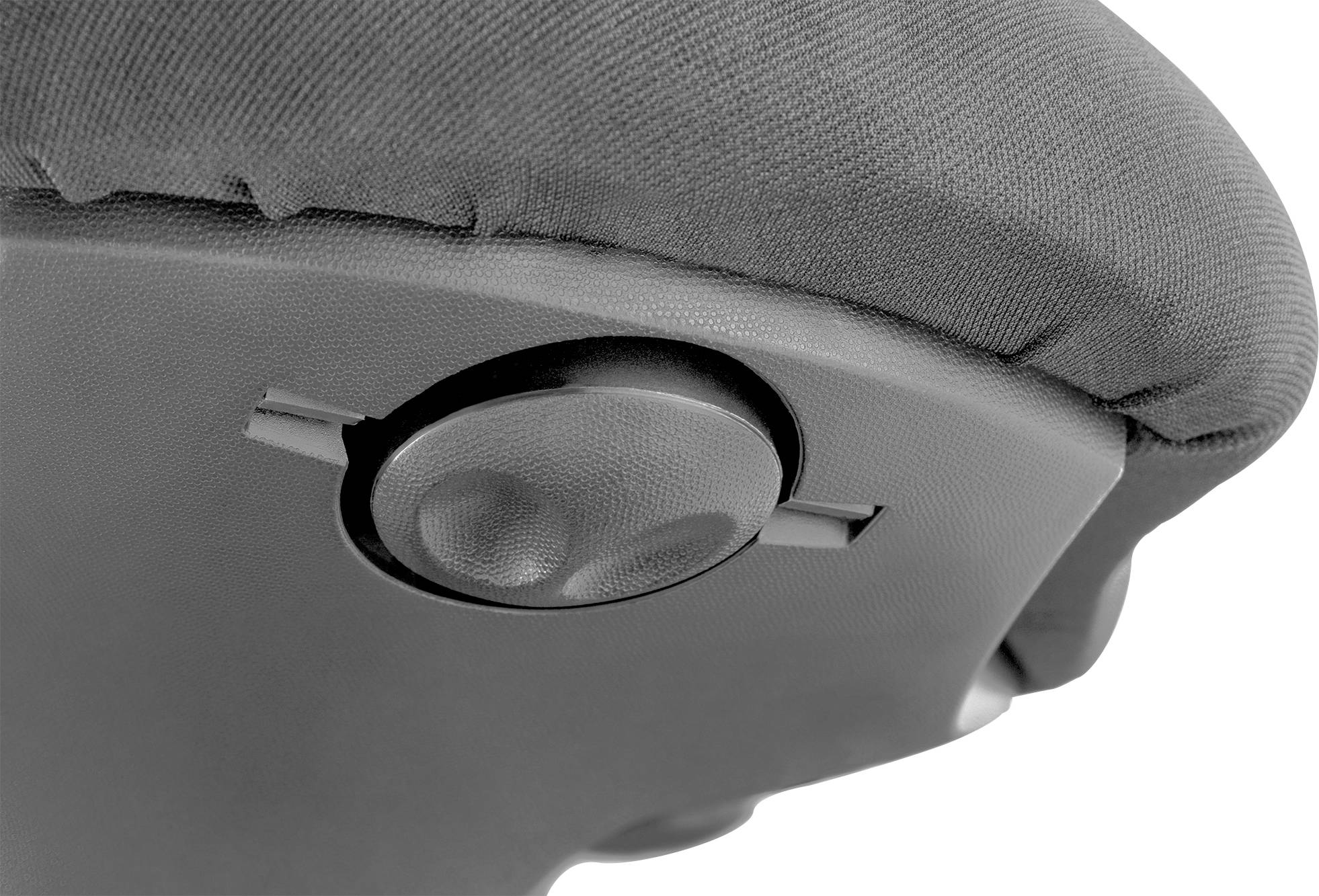 Close-up van een stoel van onderen, met zichtbare draaiknop voor het instellen van de zithoek. De stof is donkergrijs.