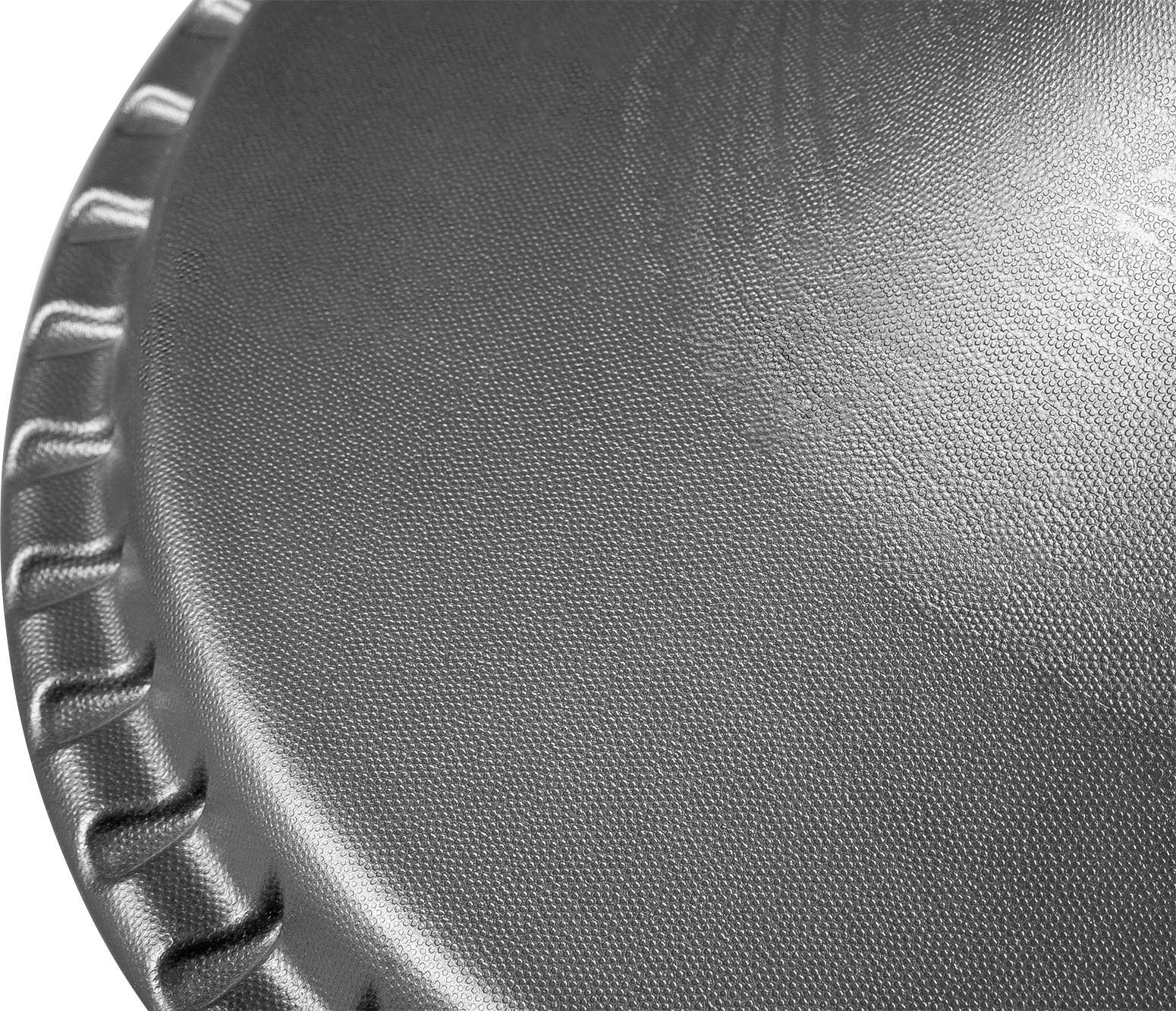 Een close-up van een golvende, gestructureerde metalen oppervlakte, mogelijk de deksel van een pan of koekenpan.