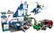 LEGO-politieset met gebouw, auto, helikopter en kleine gevangenis. Figuren stellen politieagenten en criminelen voor. Reddingsscène.