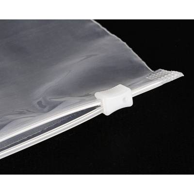 Plastic zakje met schuifritssluiting tegen een zwarte achtergrond.