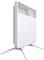 Een witte, vrijstaande radiator met een roosterpatroon bovenaan en een stevige voet.