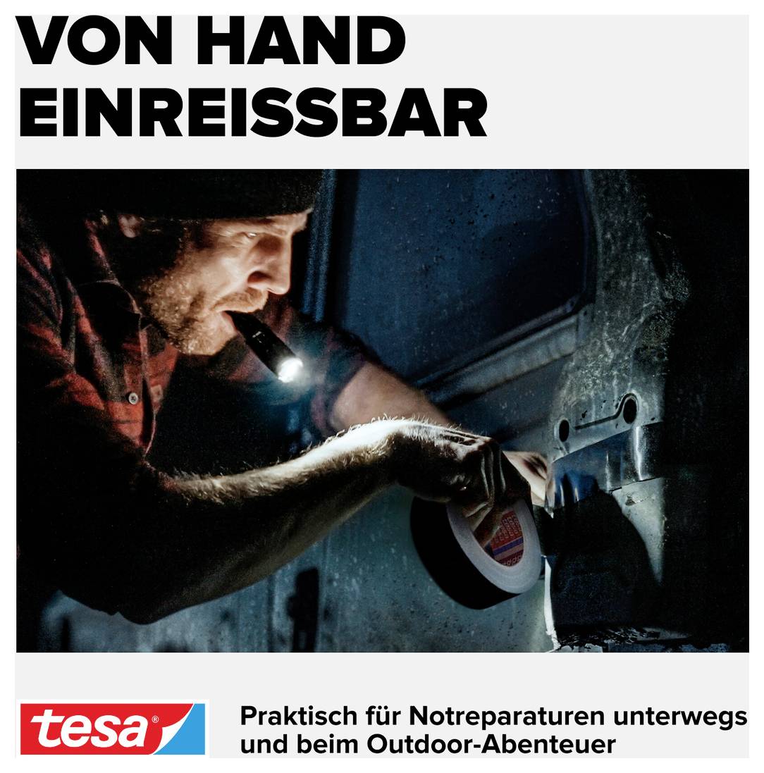 Man scheurt plakband met de hand in het donker. Slogan: 'Met de hand scheurbaar'. Reclameboodschap voor veelzijdig gebruik.