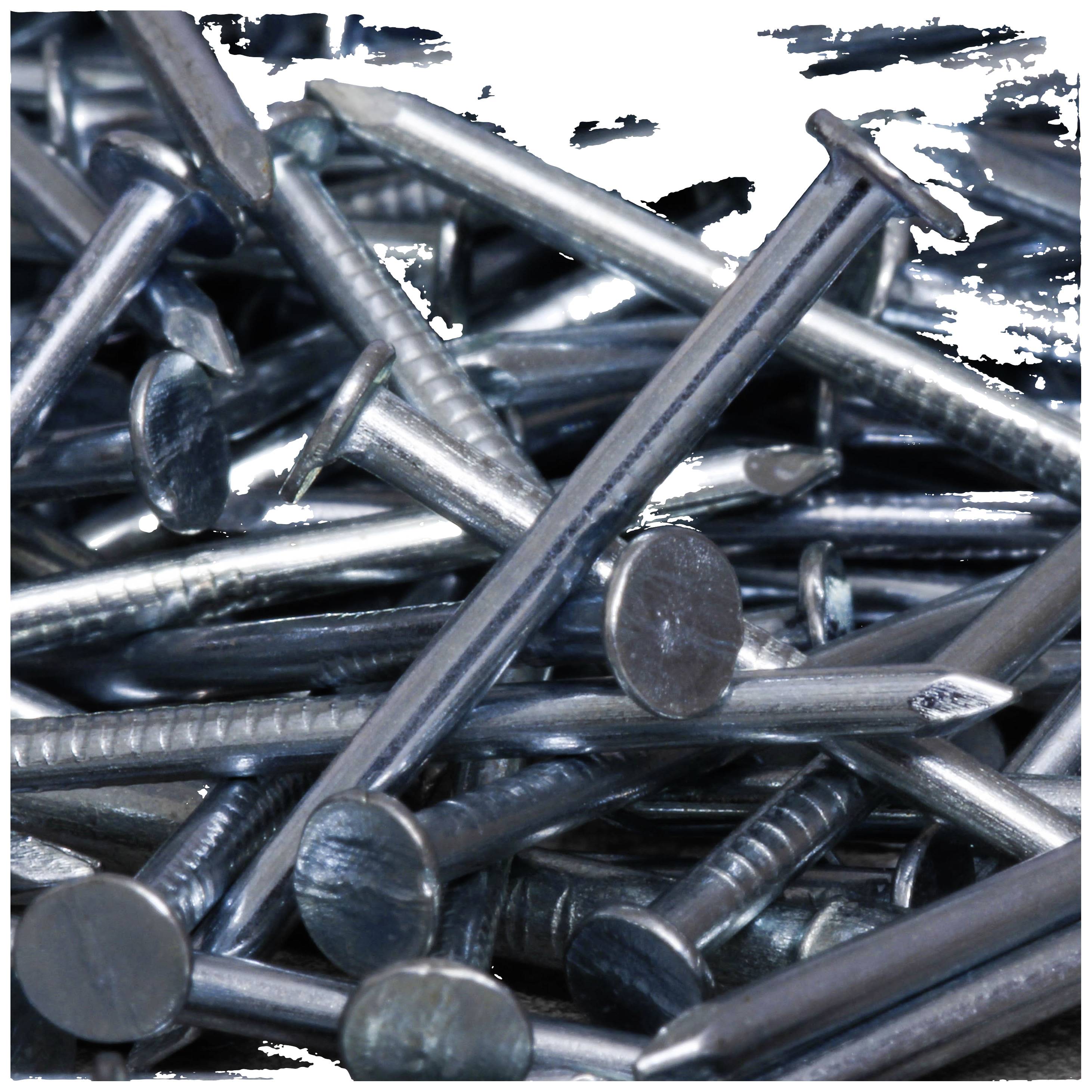 Een hoop zilveren metalen nagels, sommige liggen parallel, andere zijn willekeurig gekruist, op een witte achtergrond.