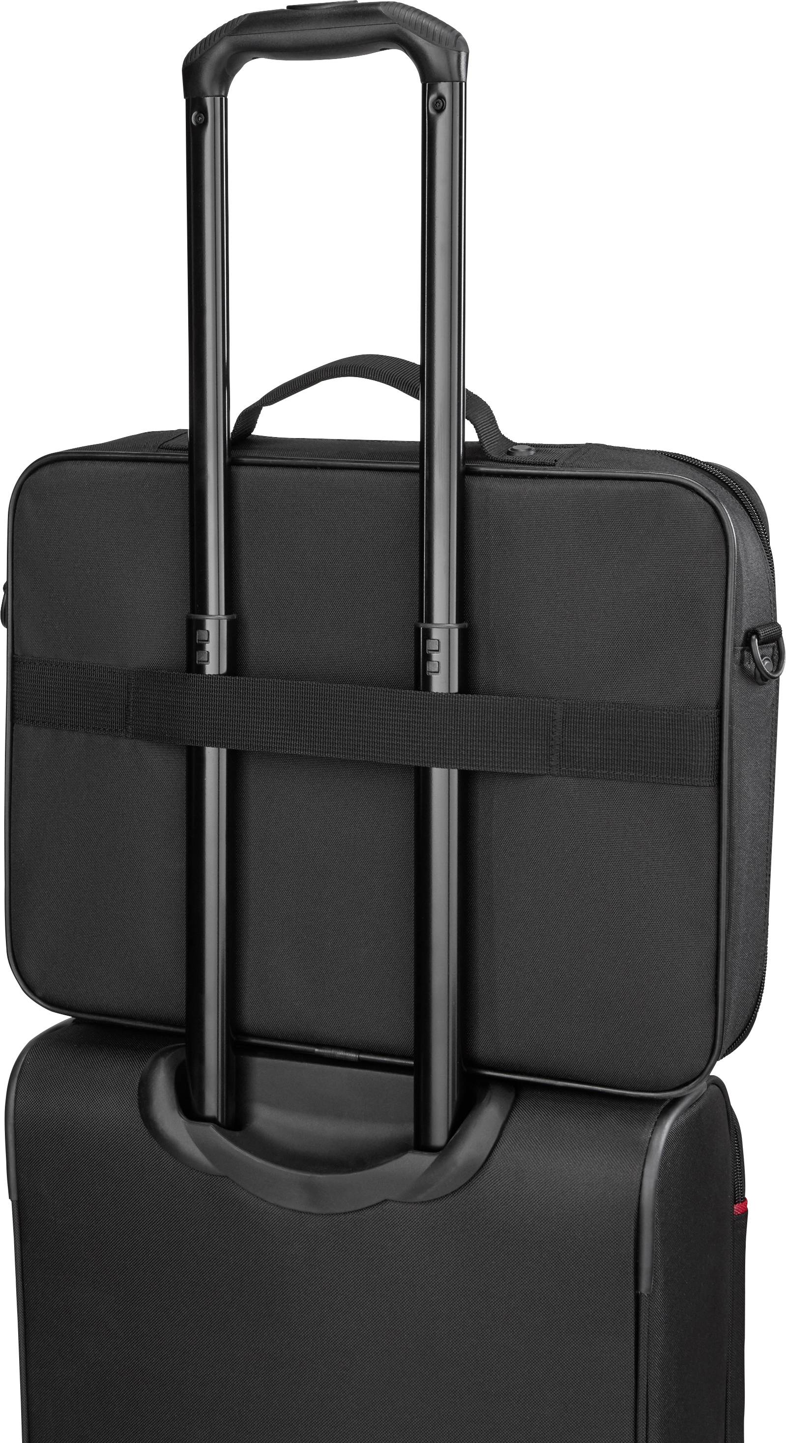 Een zwarte laptoptas is over het handvat van een rolkoffer geschoven.