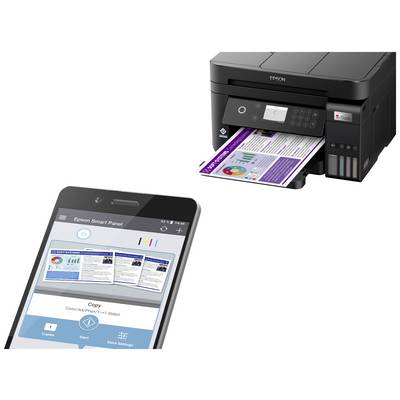 Printer met een gekleurd document dat gedeeltelijk uit de uitvoerlade steekt. Smartphone toont app voor het beheren van het afdrukproces.