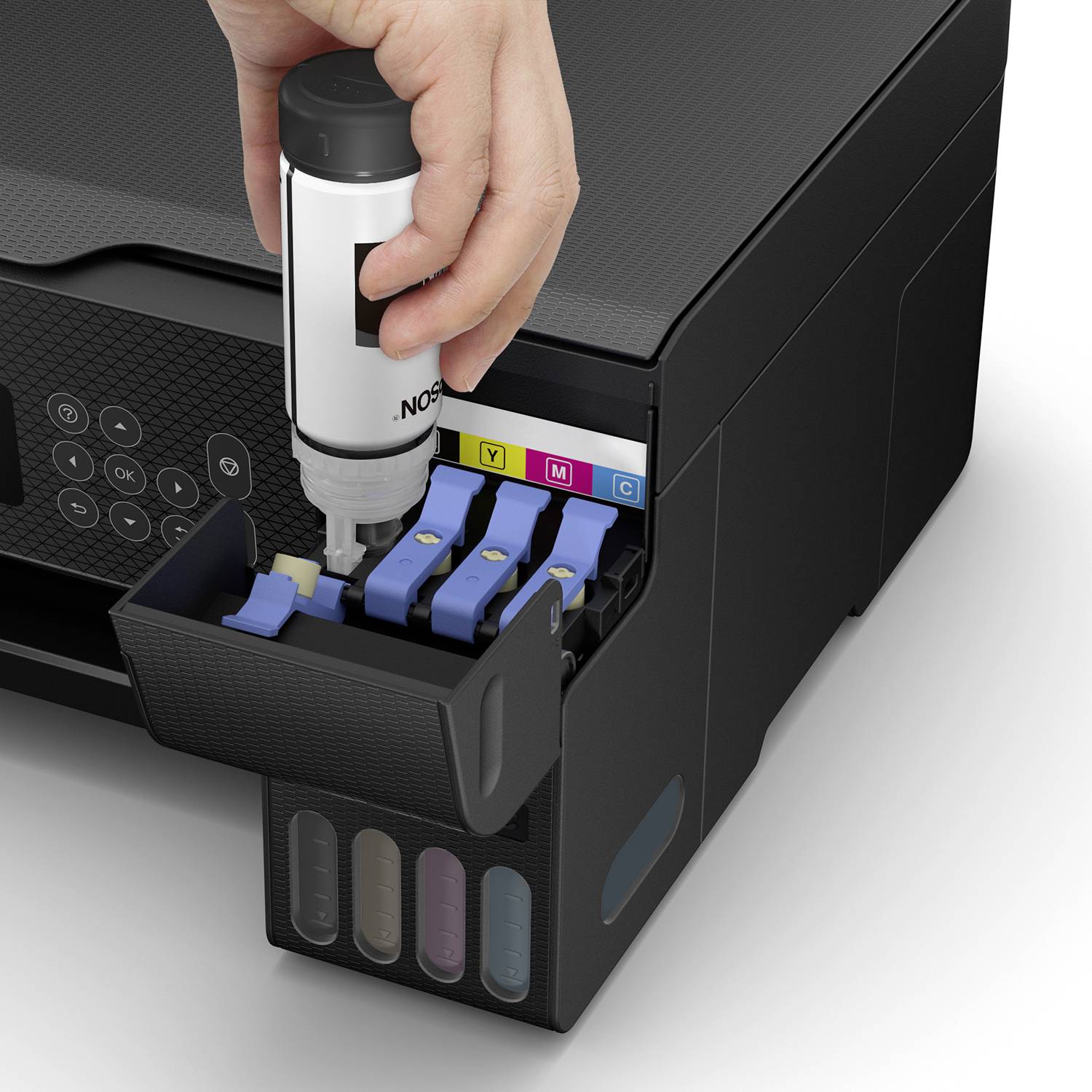 Een hand vult zwarte inkt in de inktcartridge van een printer. Kleuretiketten (Y, M, C) zijn zichtbaar.