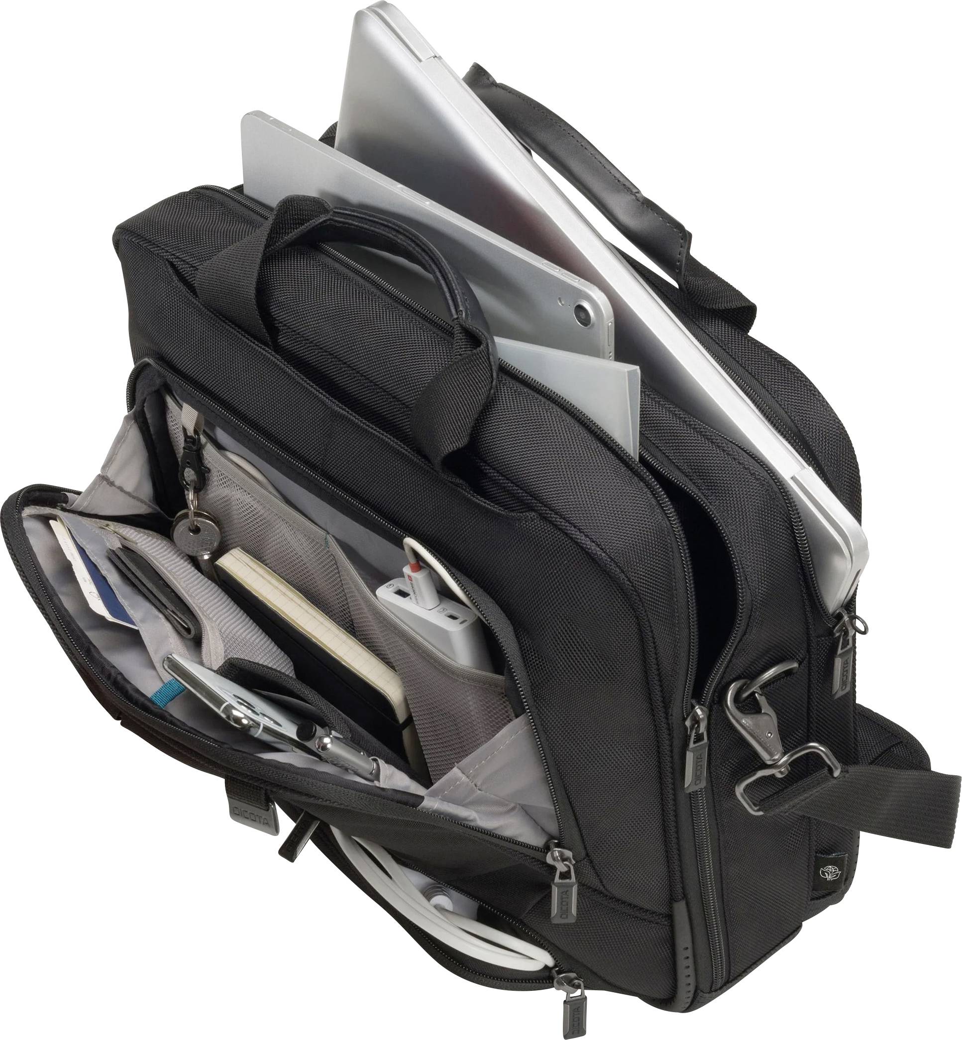 Een zwarte laptoptas met meerdere vakken staat open. Daarin bevinden zich een laptop, een tablet en kabels.