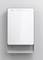 Witte, rechthoekige airconditioning aan de muur met digitaal display en touchbedieningspaneel.