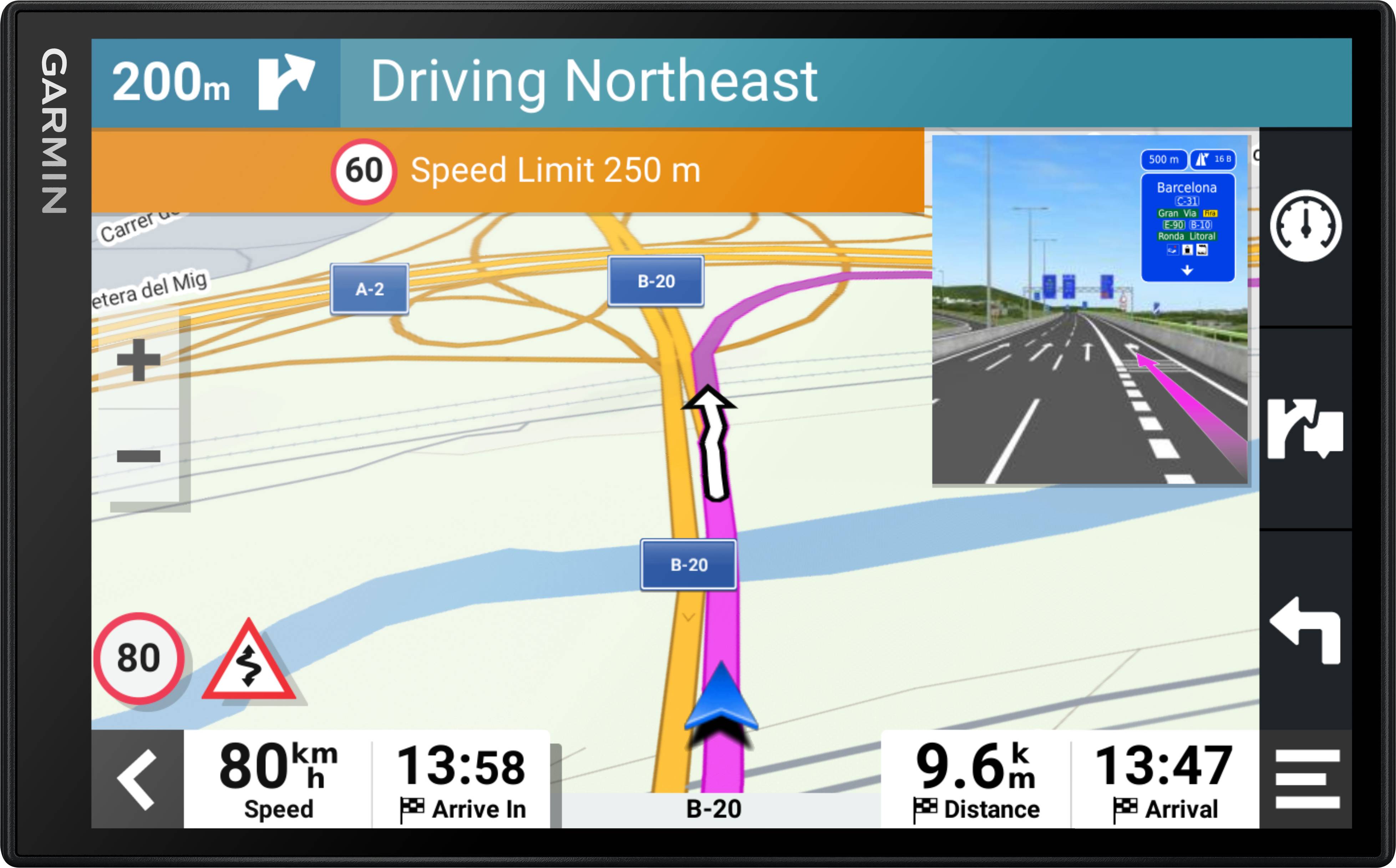 Navigatiesysteem toont route op B-20 richting noordoost, snelheidslimiet 80 km/u, aankomst om 13:47, 9,6 km verwijderd.