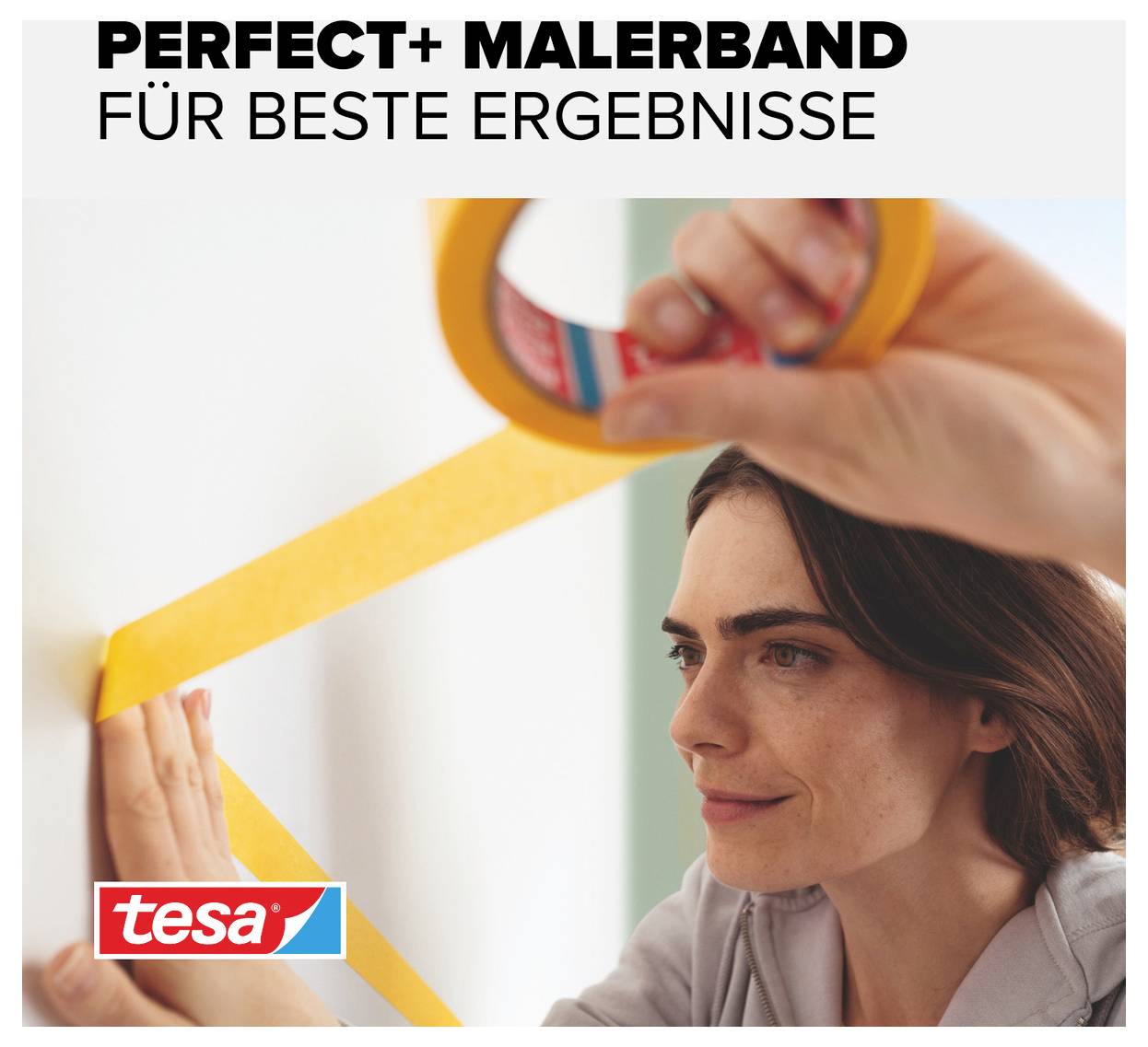 Vrouw plakt geel schilderstape op een muur. Opschrift bovenaan: 'Perfect+ Schilderstape voor de beste resultaten'. Onderaan: tesa-logo.