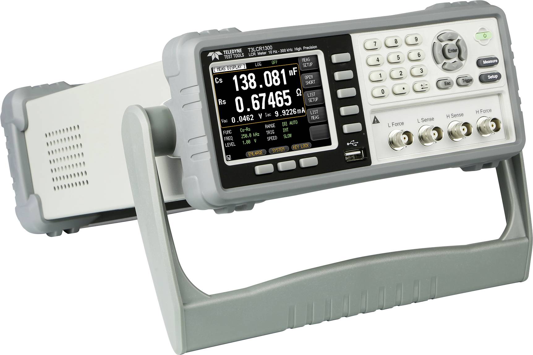 Digitale frequentieteller met scherm toont verschillende frequentiemetingen. Bedieningspaneel met knoppen en aansluitingen.