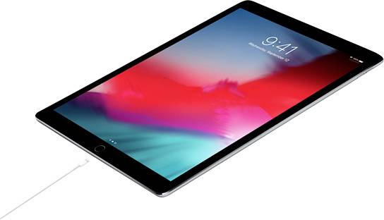 Een tablet, licht schuin liggend, wordt opgeladen. Het scherm toont de tijd 9:41 en een kleurrijk achtergrondbeeld.