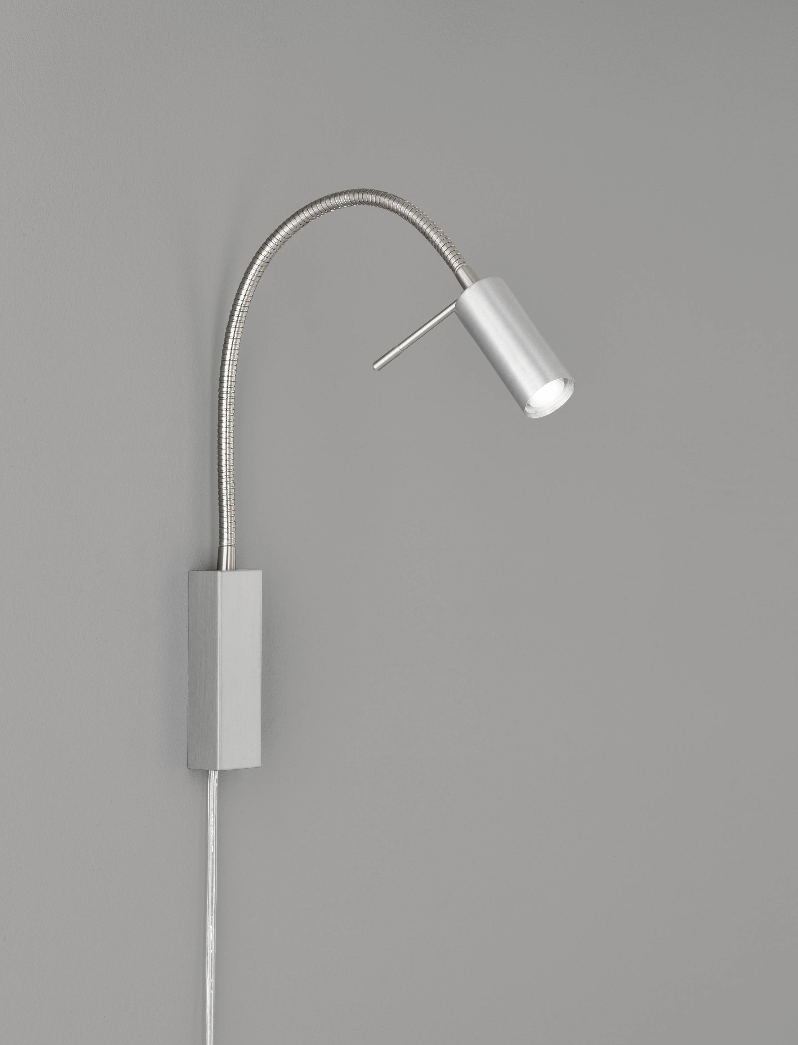 Wandlamp in modern design met flexibele metalen arm, gemonteerd aan een grijze muur. Ideaal voor het lezen of het gericht verlichten van ruimtes.