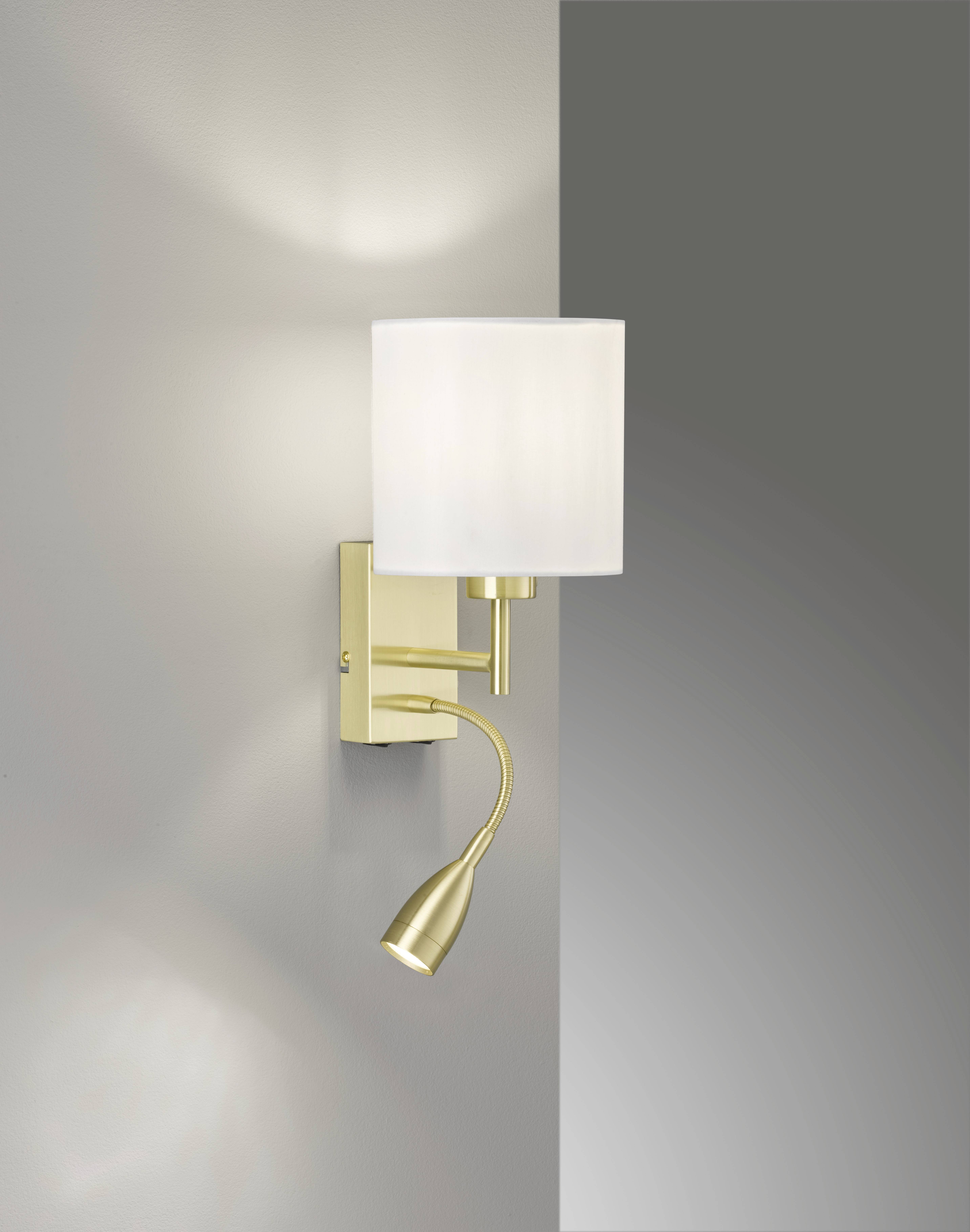 Wandlamp met goudkleurige beugel en witte lampenkap aan een grijze muur. De lamp heeft een flexibele arm voor gericht licht.